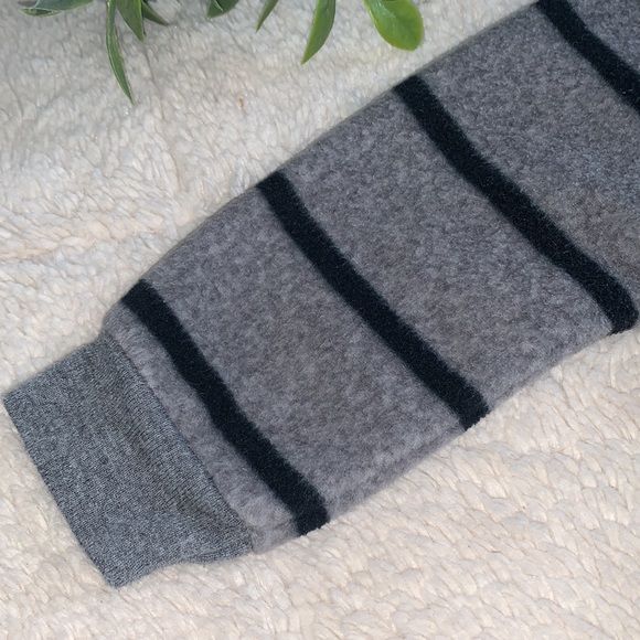 Carter’s 6M Gray & Black Penguin Fleece Romper EUC Sleeper - Picture 6 of 9